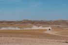Na zvlněných pláních asi 50 kilometrů od Marrákeše bývá obvykle slyšet jen svist větru, který převaluje písek mezi nízkými kopci. Teď ho ale přehlušuje řev vytočeného motoru auta, za nímž stoupá oblak prachu jako pára za lokomotivou. Německý tým X-raid vyrazil do Maroka, aby se tady připravil na další ročník nejslavnějšího závodu světa – rallye Dakar.