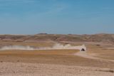Na zvlněných pláních asi 50 kilometrů od Marrákeše bývá obvykle slyšet jen svist větru, který převaluje písek mezi nízkými kopci. Teď ho ale přehlušuje řev vytočeného motoru auta, za nímž stoupá oblak prachu jako pára za lokomotivou. Německý tým X-raid vyrazil do Maroka, aby se tady připravil na další ročník nejslavnějšího závodu světa – rallye Dakar.