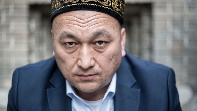 Omir Bekali strávil sedm měsíců v takzvaném převýchovném táboře pro Ujgury na západě Číny.