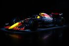 Týmy formule 1 postupně představují monoposty pro letošní sezonu. Protože jsou postavené podle nových pravidel, dělají s nimi velké tajnosti. Například Red Bull místo modelu RB18 zatím předvedl v novém zbarvení jen tzv. show car. Tedy auto, na kterém loni demonstroval chystanou revoluci v regulích.