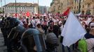 Pochod fanoušků Slavie z Náměstí Republiky na finále Mol Cupu na stadion pražské Sparty na Letné.