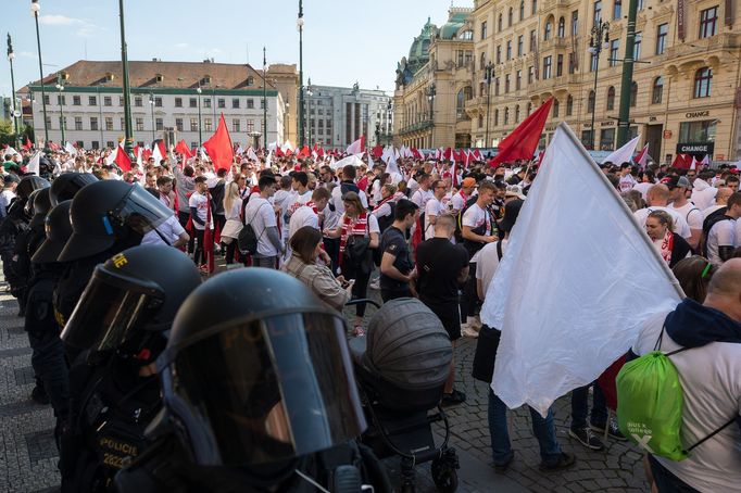 Pochod fanoušků Slavie z Náměstí Republiky na finále Mol Cupu na stadion pražské Sparty na Letné.