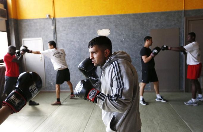 Unemployed Belgian Mohamed Sammar takes part in a "Fit for a job" boxing class in Brussels June 14, 2013. Sammar, 27, has been looking for a job in the construction sector for 2 years. "Fit for a job" is the initiative of former Belgian boxing champion Bea Diallo, whose goal was to restore the confidence of unemployed people and help them find a job through their participation in sports. Picture taken June 14, 2013. REUTERS/Francois Lenoir (BELGIUM - Tags: SPORT BOXING SOCIETY BUSINESS EMPLOYMENT) Published: Čec. 5, 2013, 4:38 odp.