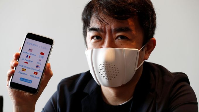 Speciálně vylepšené japonské roušky C-Mask, které dokážou překládat japonštinu do osmi jazyků.