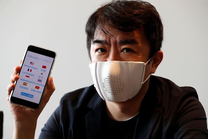 Speciálně vylepšené japonské roušky C-Mask, které dokážou překládat japonštinu do osmi jazyků.