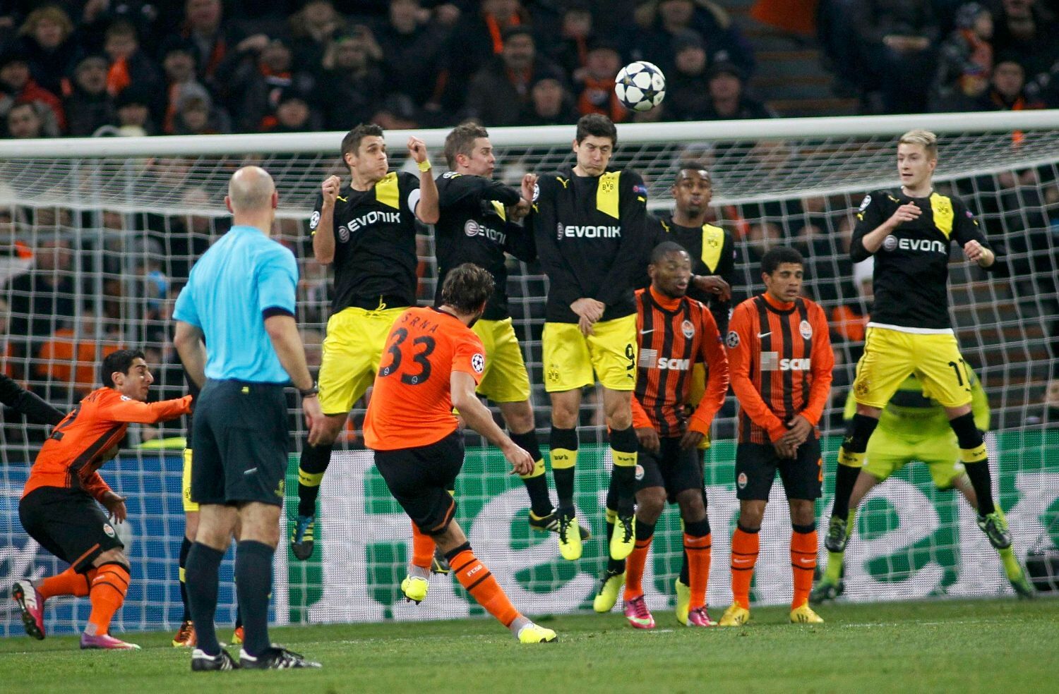 Liga mistrů: Šachtar Doněck - Borussia Dortmund: s Darijo Srna (33) dává gól