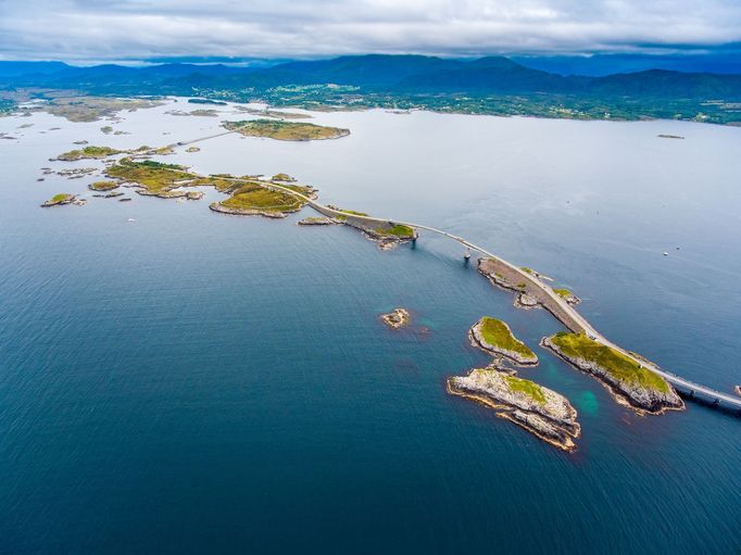 Atlantic Ocean Road ve Finsku. Fotografie ukazující vybrané nebezpečné silnice a cesty v zahraničí.