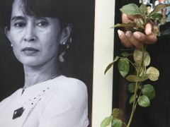 Portrét Aun Schan Su Ťij a růže jako dárek k narozeninám. Snímek ze shromáždění před barmskou ambasádou v Bangkoku