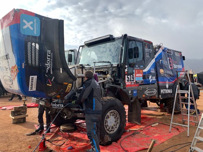 Oprava poničeného kamionu Iveco Alberta Llovery na Rallye Dakar 2022