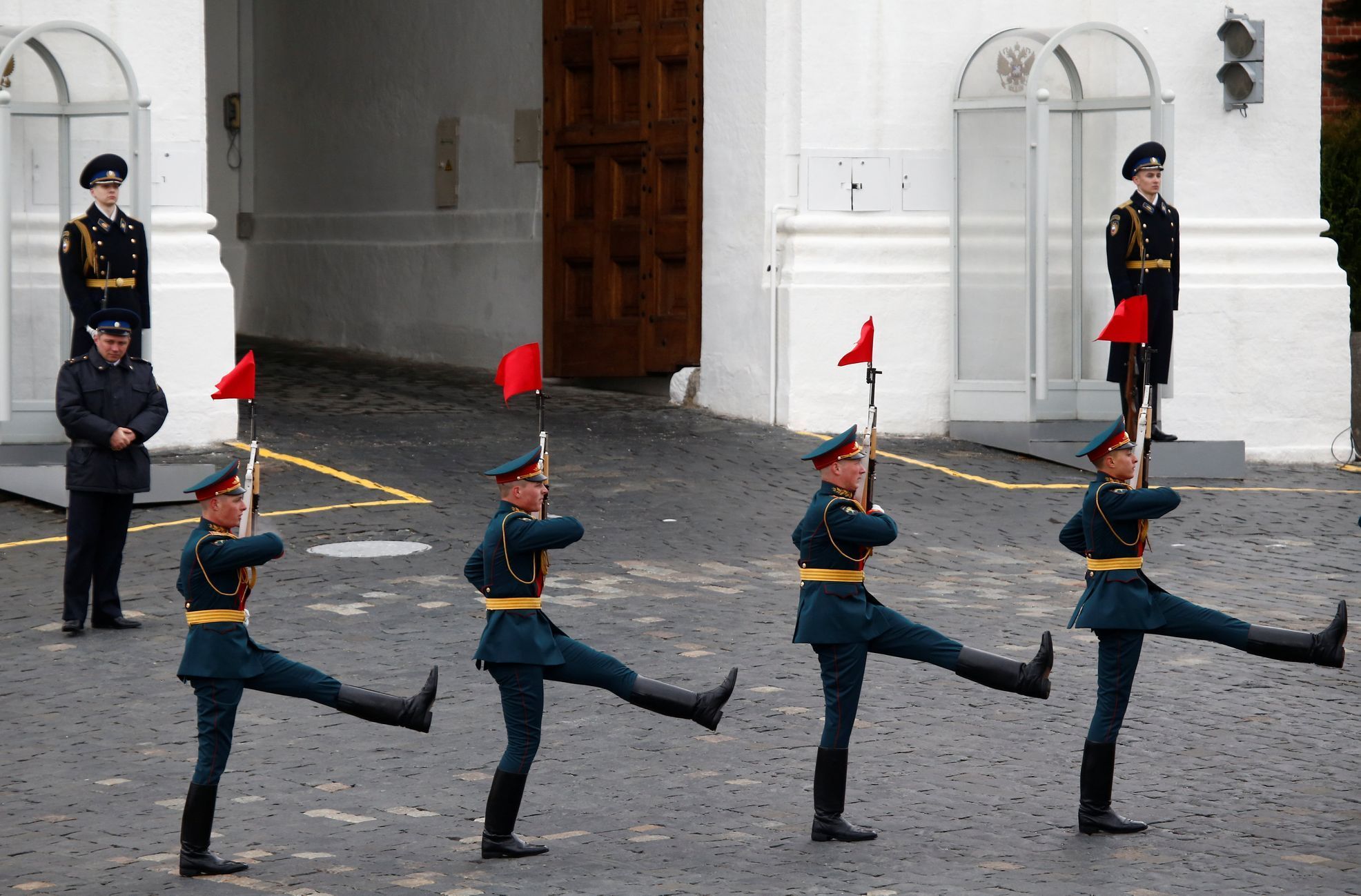 Ruští vojáci před přehlídkou v Moskvě na oslavu Dne vítězství.