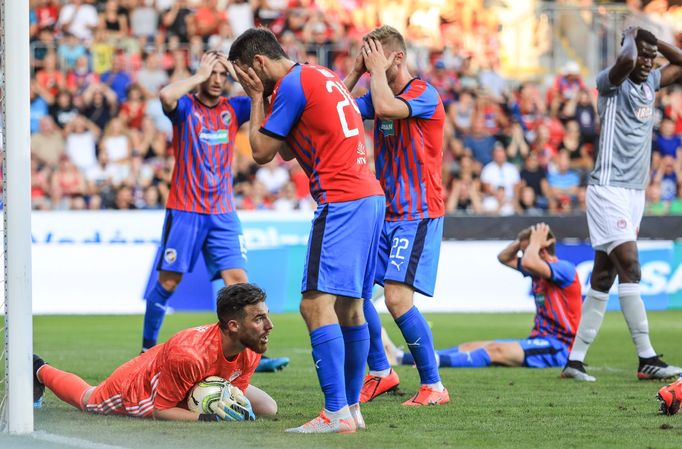 Liga mistrů 2019/2020, 2. předkolo, Plzeň - Olympiakos Pireus, Jose Sa chytá míč odražený od tyče