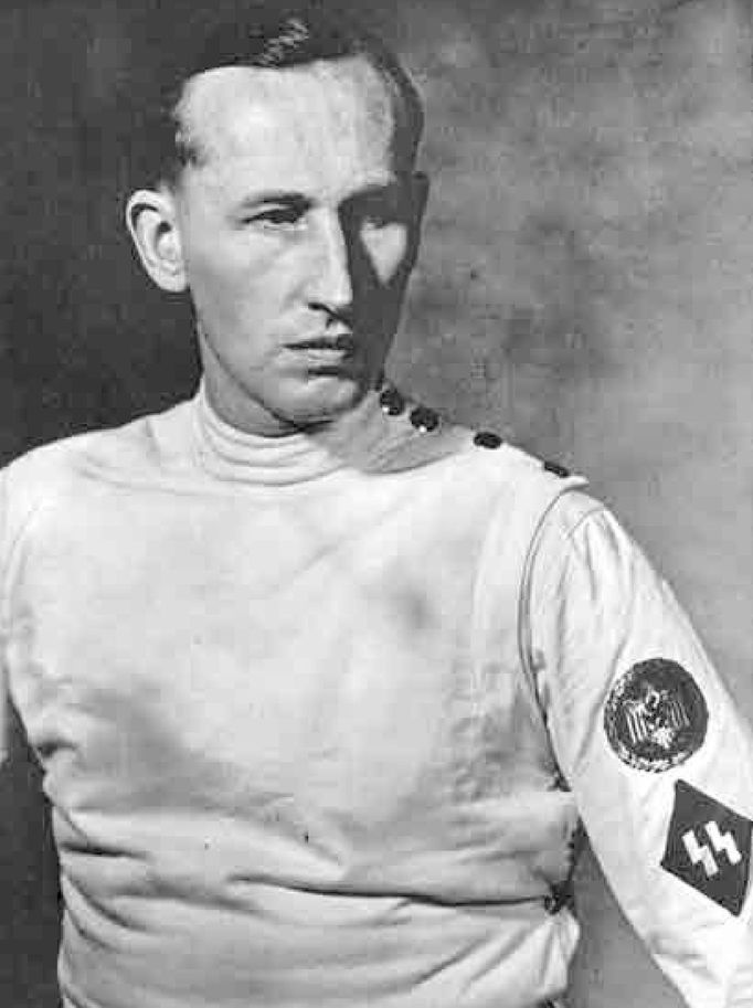 SS Obergruppenführer Reinhard Heydrich reprezentoval v prosinci 1941 Německo v utkání s trojnásobnými olympijskými šampiony z Maďarska.