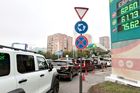 Fronty na benzin v Rusku. Schází mu už pětina rafinérií, místní média mají vysvětlení