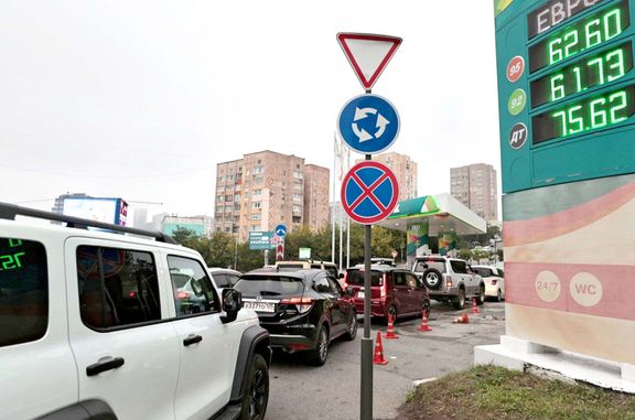 Auta se hromadí ve frontách na benzin. Vladivostok, 22. srpna 2025.