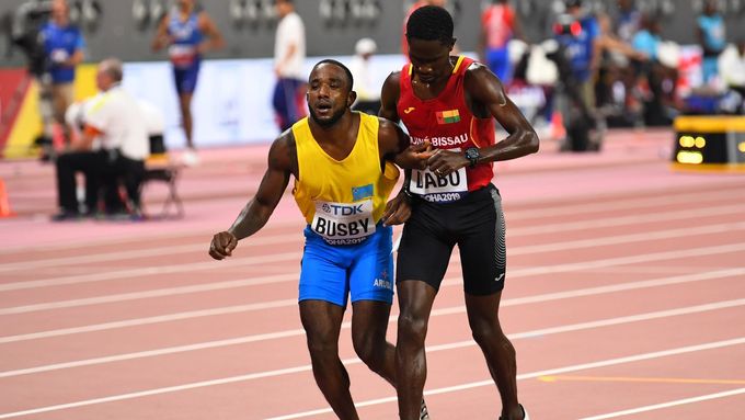 Braima Suncar Dabo a Jonathan Busby na konci závodu na 5000 m, MS v atletice 2019