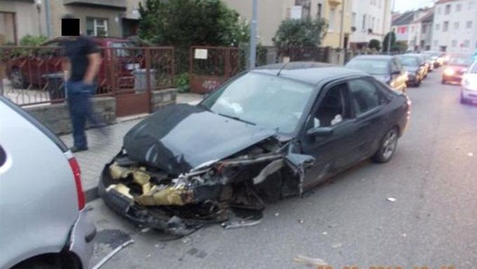 Opilý šestadvacetiletý řidič naboural ve středu večer ve Spáčilově ulici v Brně s fordem do rodinného domu.