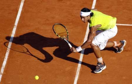 Rafael Nadal vrací míč ve finále s Rogerem Federerem