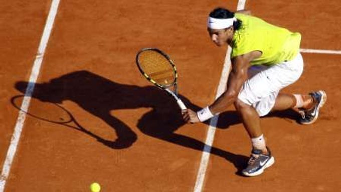 Rafael Nadal vrací míč ve vítězném finále s Rogerem Federerem.