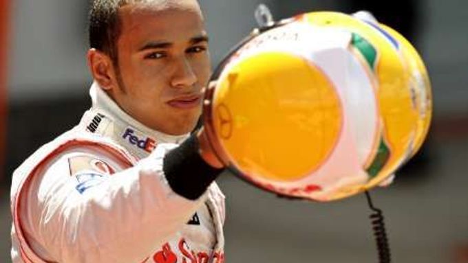 Pilot McLarenu zdraví domácí fanoušky v Silverstone poté co vyhrál kvalifikaci.