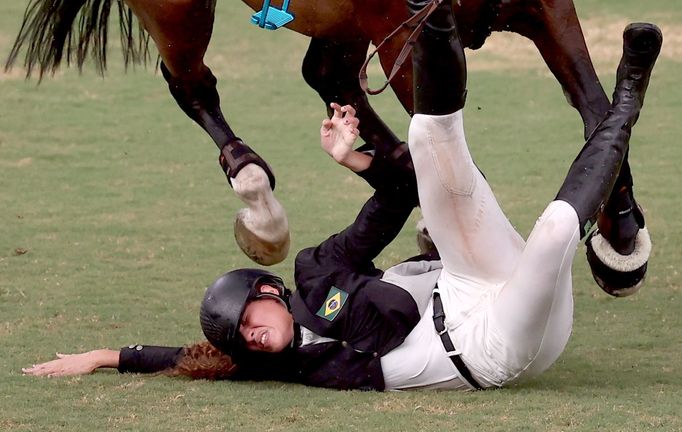 Brazilka Ieda Guimaraesová takto upadla při parkurové části pětiboje na olympiádě v Tokiu