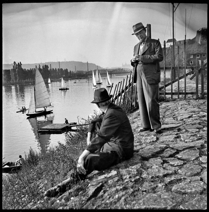 Ukázka z knihy „Negativy z popelnice 1900 – 1945“, obsahující archivní snímky neznámých autorů zachráněné Martinem Wágnerem v rámci iniciativy Negativy z popelnice.