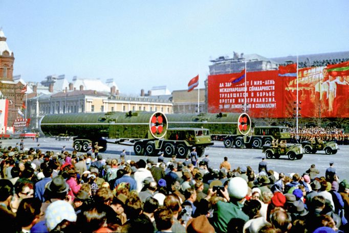 Vojenská přehlídka na Rudém náměstí v Moskvě ke Dni vítězství. Rok 1968