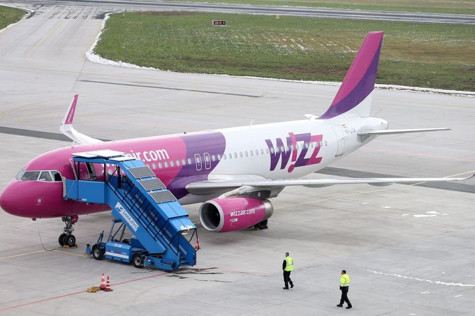 Letadlo aerolinií Wizz Air na letišti v Sarajevu