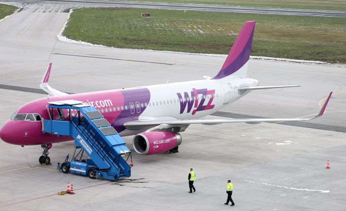 Letadlo aerolinií Wizz Air na letišti v Sarajevu