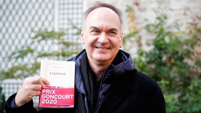 Hervé Le Tellier pózuje s oceněným románem L'anomalie před svým nakladatelstvím Gallimard poté, co získal Goncourtovu cenu.