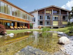 Komu se hotel Lanserhof Wellness, kde se Susanne Klattenová a Helg Sgarbi potkali, stal více osudným? Svedené milionářce či 