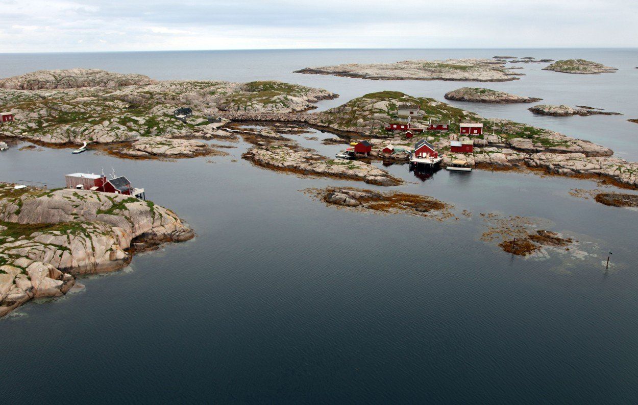 rybářské chatky, maják Halten, souostroví Froan islands, Norsko