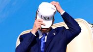 Bez "baseballky" ani ránu. Prezident Donald Trump vystupuje z Air Force One na letišti Schiphol v Amsterdamu, samozřejmě se svou ikonickou kšiltovkou.