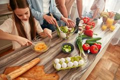 Matka s dcerou měsíc nejedly průmyslově zpracované potraviny. Co se stalo, nečekaly