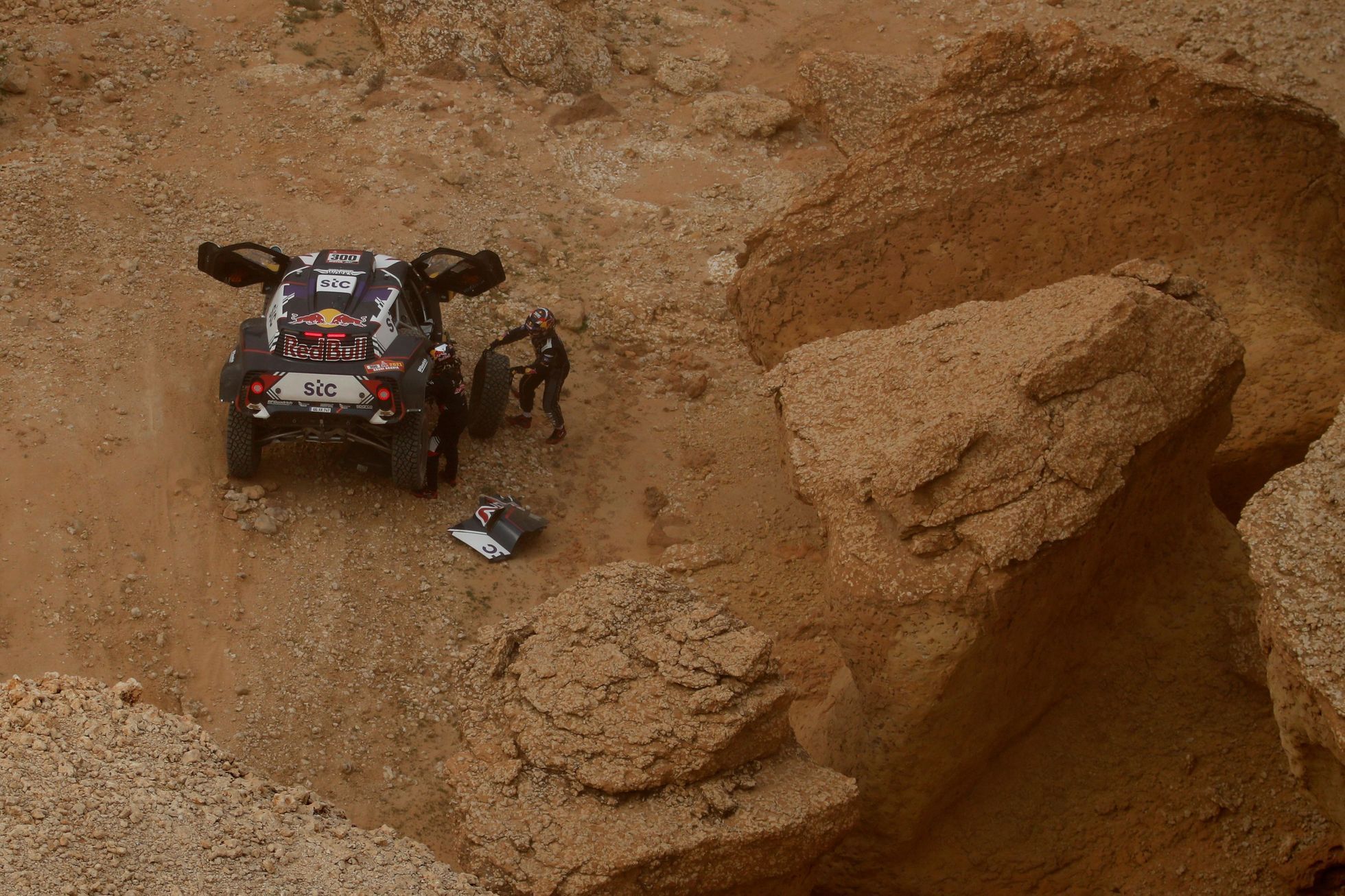 Carlos Sainz (Mini) mění kolo v 5. etapě Rallye Dakar 2021