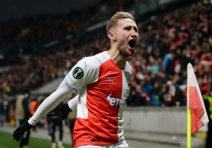 Jan Kuchta slaví gól v zápase EL Slavia - Feyenoord