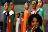 V nákupním centru uprostřed Johannesburgu stojí dřevěné figuríny symbolizující týmy, které se zúčastní mistrovství světa