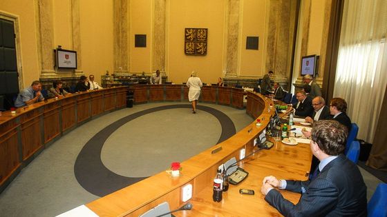 Ministři v dobrém rozmaru. Sešla se vláda v demisi