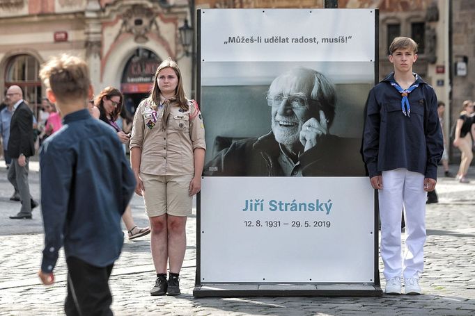 Záběr z prostranství před kostelem Matky Boží v Praze před Týnem u Staroměstského náměstí v Praze, kde se konala mše za zesnulého Jiřího Stránského. 10. 6. 2019