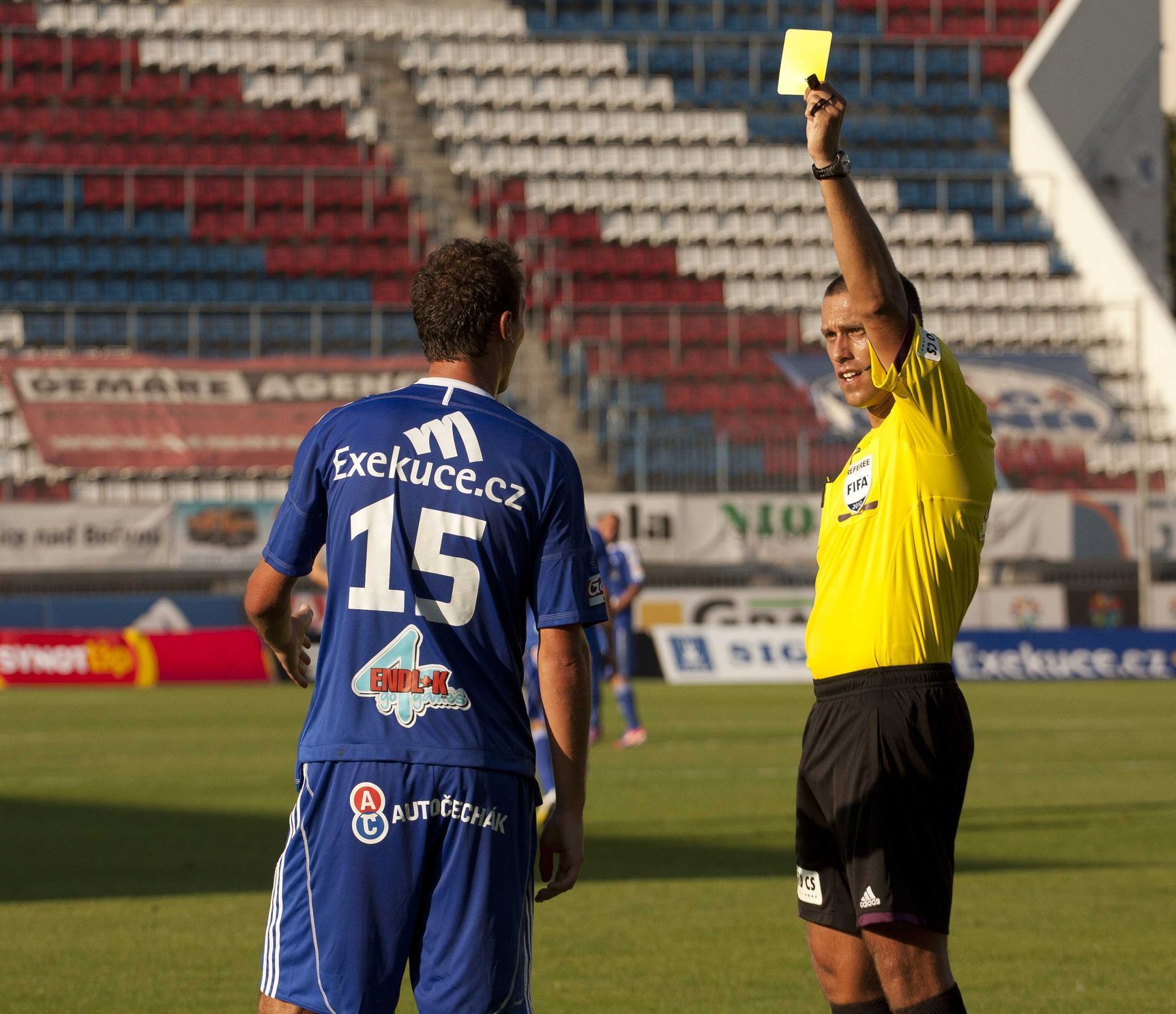 Olomoucký fotbalista Martin Doležal dostal žlutou kartu za simulování v utkání 2. kola Gambrinus ligy se Slováckem.