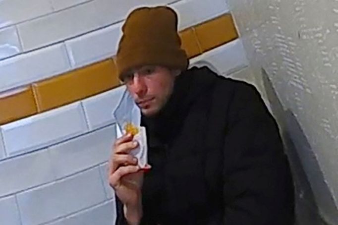 Šestadvacetiletý Luigi Mangione krátce předtím, než jej policie zadržela v McDonald’s ve městě Altoona v Pensylvánii.