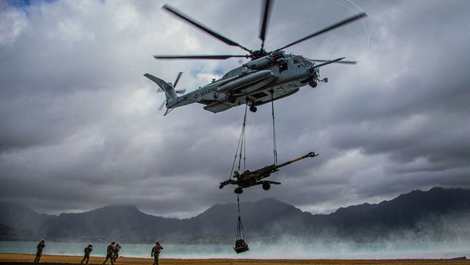 Americký vrtulník přepravuje houfnici M777.
