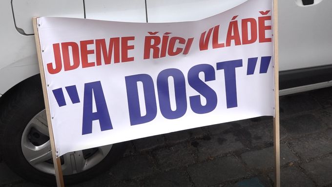 Taxikáři v Praze protestovali proti Uberu. Sešla se jich jen hrstka