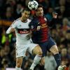 Fotbal, Liga mistrů, Barcelona - AC Milán: Lionel Messi (vpravo¨) - Mathieu Flamini