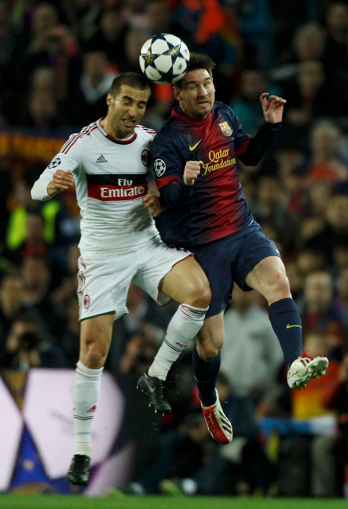 Fotbal, Liga mistrů, Barcelona - AC Milán: Lionel Messi (vpravo¨) - Mathieu Flamini