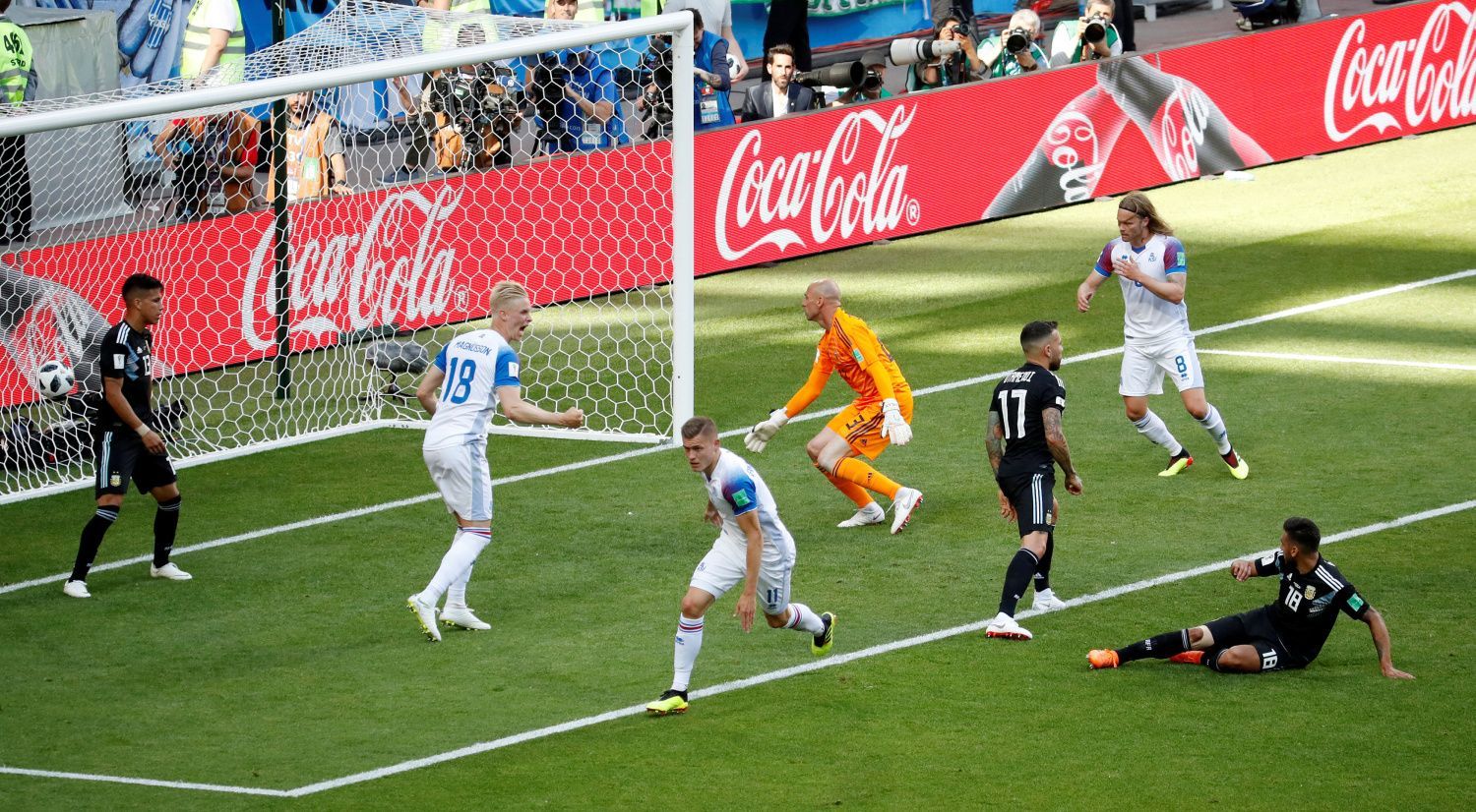 Alfred Finnbogason slaví gól na 1:1 v zápase Argentina - Island na MS 2018