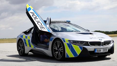 Policie má po nehodě prezidentova muže další rychlé BMW i8. Svezla nás