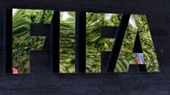 Mezinárodní fotbalovou federací FIFA otřásá velký korupční skandál, v němž má jít o úplatky až ve výši sto milionů dolarů (asi 2,5 miliardy korun). Na akci spolupracují americké a švýcarská justice, k zatčení vysokých funkcionálů FIFA došlo dnes ráno v Curychu. Podívejte, kdo musí teď vyšetřovatelům vysvětlovat své podivné chování.