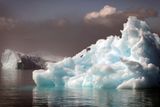 Obrovská masa ledu, která se odtrhla od antarktického ledovce Larsen C v červenci 2017, se po dva roky sunula otevřeným mořem.