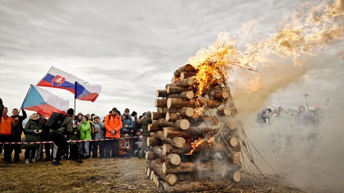 Zapálený oheň při příležitosti setkání Čechů a Slováků na Velké Javořině, 31. prosince 2022.