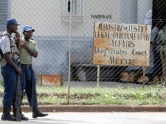 Budovu soudu v Mutare, kde má na lavici obžalovaných usednout Roy Bennett, hlídají ozbrojení policisté